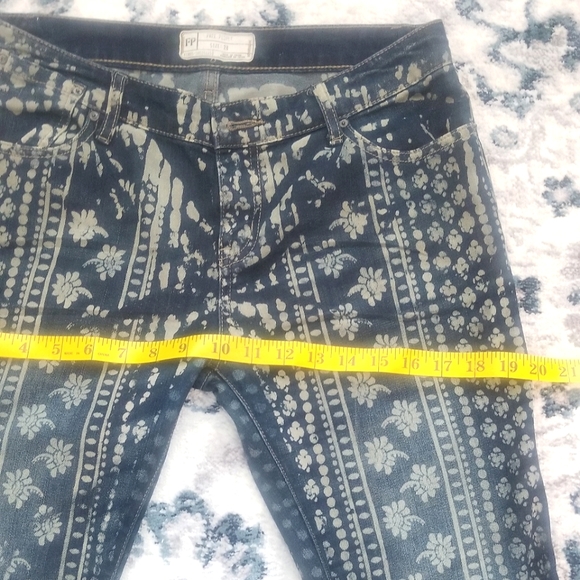 💎FREE PEOPLE 💎Rare, like new! size 28 Bali print festival raw hem flare jeans! - Picture 10 of 12